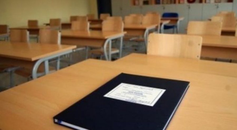 Vendosin mësimdhënësit e gjimnazit “Sami Frashëri”, greva vazhdon