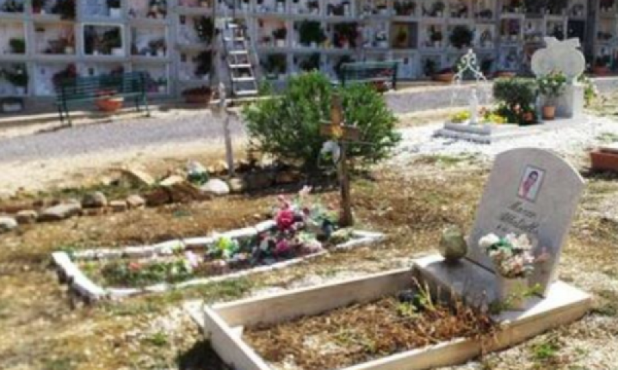 Qau për 33 vite mbi varrin e dikujt tjetër pasi kujtonte se ishte i babait të saj