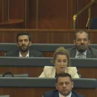 Dy deputetët e VV-së ulen kah opozita në Kuvend