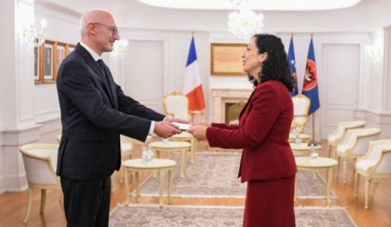 Ambasadori i ri i Francës dorëzon letra kredenciale te presidentja