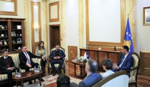 Konjufca priti në takim parlamentarët çekë