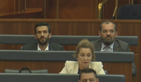 Dy deputetët e VV-së ulen kah opozita në Kuvend