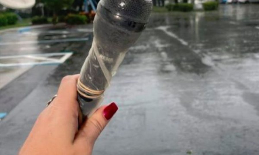 Epike: Gazetarja e terrenit e mbulon mikrofonin me prezervativ