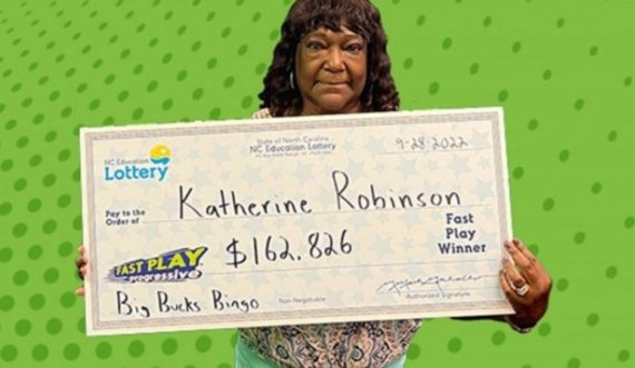 Fiton 162 mijë dollarë në lotari një ditë para ditëlindjes së saj