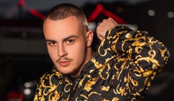 Don Xhoni publikon fotografi me gyshin e tij: Dytë e dojmë parën shumë