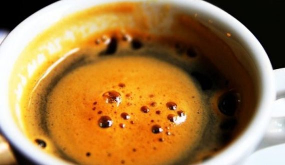 Sa kafe në ditë mund të pijë një person që vuan nga tensioni i lartë?