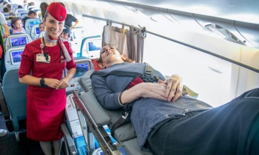 Gruaja më e gjatë në botë udhëton për herë të parë me aeroplan