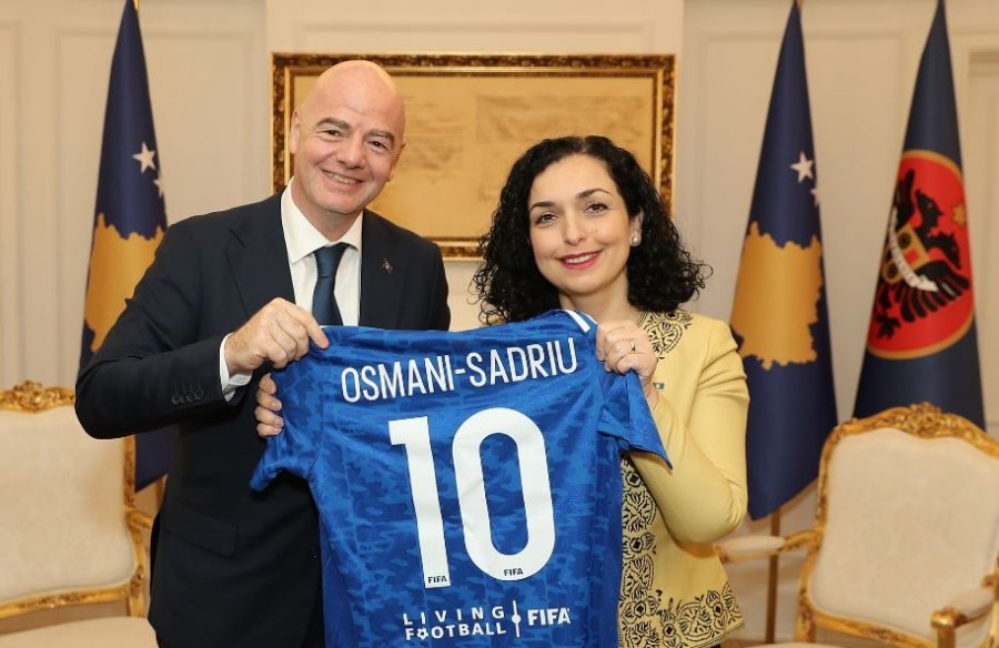 Infantino i dhuron fanellë me mbiemrin e saj presidentes Osmani