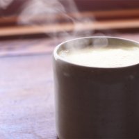 Hedhja e qumështit në lavaman mund të shkaktojë dëme 