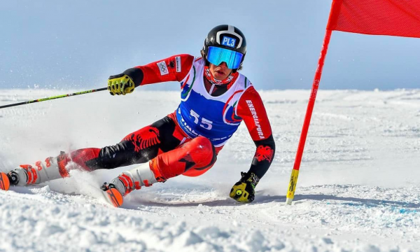 Skiatori shqiptar Denni Xhepa vazhdon shkëlqimin, e rrëmben edhe një medalje të artë në Kampionatin Ballkanik
