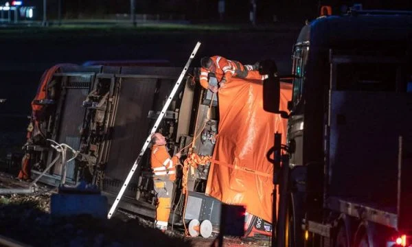 Dy trena dalin nga shinat në  këtë shtet, përfundojnë dhjetëra të lënduar