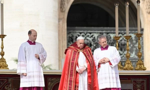 Papa Françesku kryeson meshën e së dielës