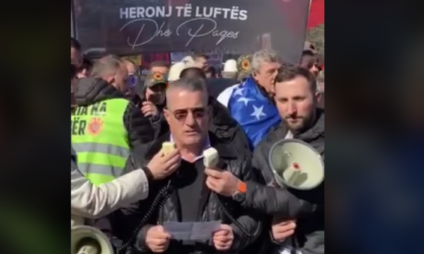 Babai i Granit Xhakës mban fjalim para protestuesve në Hagë: Po tentohet të dënohet historia