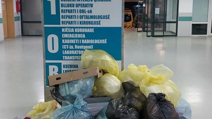 Spitali i Gjakovës mbushet me mbeturina, 