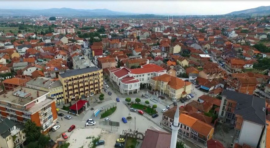 Serbia gjobit shqiptarët që ekspozojnë flamurin kuq e zi në Luginë