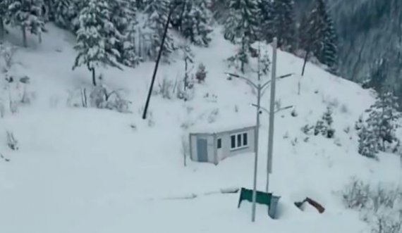 Fshati Koshutan në Rugovë goditet nga një stuhi e madhe bore