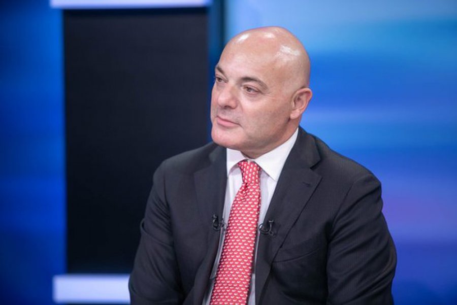 Fevziu: Në Hagë nuk janë vetëm 4 drejtues të UÇK-së, por janë edhe 4 shtetas shqiptarë me pasaporta shqiptare