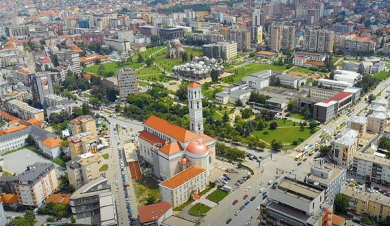 Ankohet burri nga Prishtina, thotë se i është shembur dheu në oborr