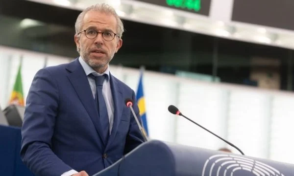 Eurodeputeti holandez: Presidenti serb po e sheh BE-në si bankomat dhe kjo duhet të marrë fund.