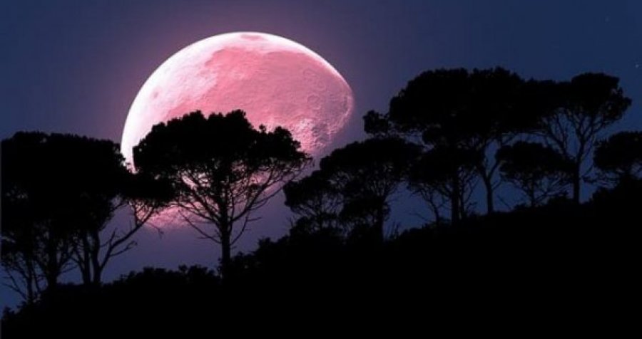 Hëna e plotë rozë e këtij viti pritet me padurim