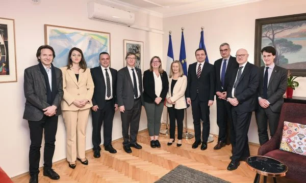 Albin Kurti takohet me delegacionin e senatit francez, u kërkon mbështetje për KiE, NATO e BE
