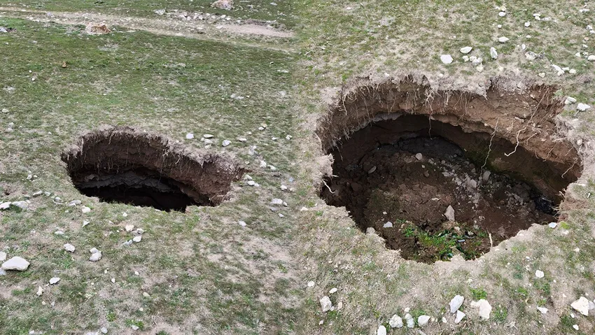 Fermeri zbulon gropën gjigante në tokën e tij
