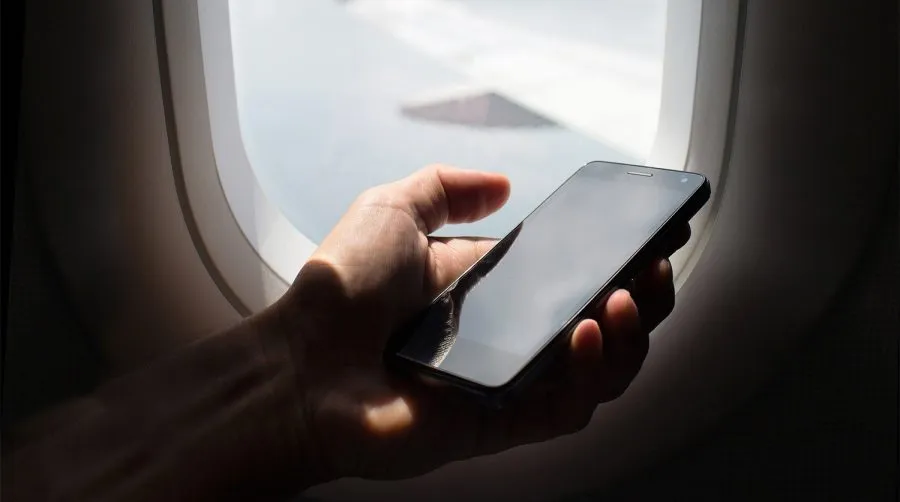 Arsyeja e vërtetë pse duhet të aktivizojmë “airplane mode” kur fluturojmë