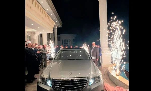 Hoxha nga Prizreni merr dhuratë një veturë luksoze