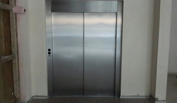 Bie ashensori në një ndërtesë në Prishtinë, tre persona bëhen për spital
