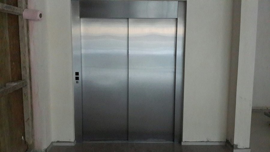 Bie ashensori në një ndërtesë në Prishtinë, tre persona bëhen për spital