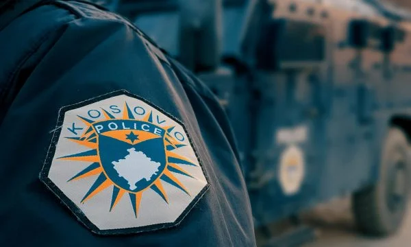 Zveçan: Dëmtohet një automjet i policisë 