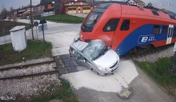 Treni godet një veturë, vdes vozitsja e automjetit