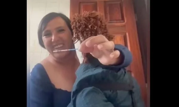 Gruaja që u martua me kukullën, thotë se pret fëmijën e dytë