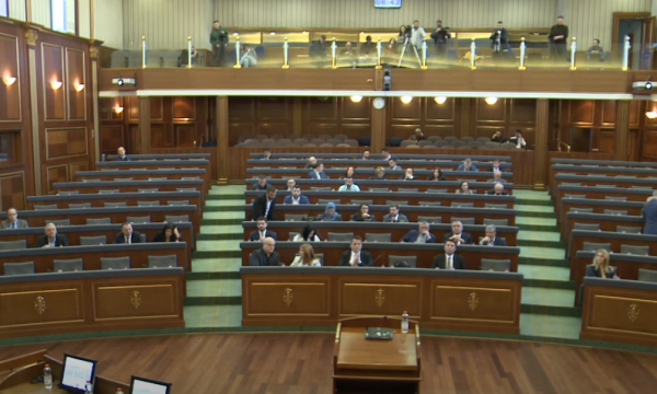Vazhdojnë me sjellje arrogante dhe papërgjegjësi, vetëm 48 deputetë në sallë, seanca e kuvendit shtyhet për nesër