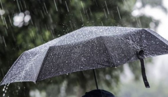 Moti në Kosovë, rrebeshe shiu dhe erë