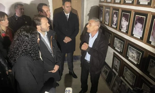 Osmani, Konjufca e Kurti vizitojnë shtëpinë në Poklek ku forcat serbe i dogjën 53 civilë shqiptar 