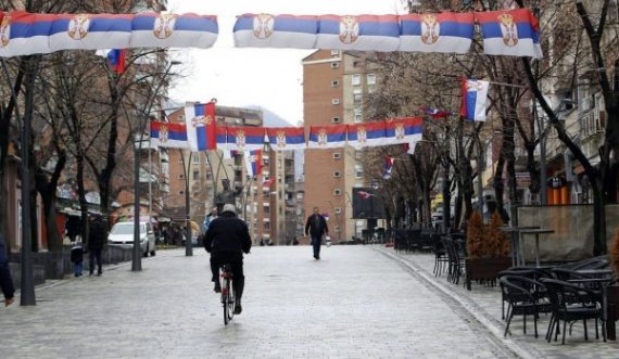 Mitrovicë e Veriut: Kosovarit  ia dëmtojnë veturën dhe i shkruajnë “UÇK” mbi të