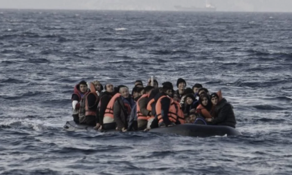 Shpëtohen rreth 600 emigrantë të rrezikuar nga fundosja  në një varkë peshkimi në Sicili