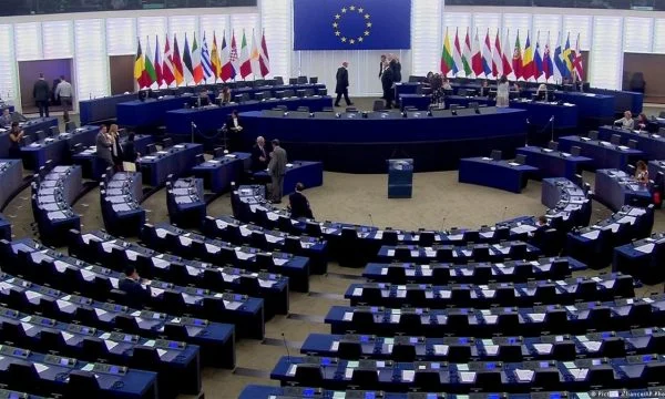 S’ka kundërshtime në PE, miratohet pa votim liberalizimi i vizave për Kosovën