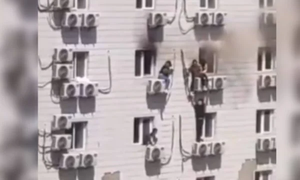 Pacientët hidhen nga dritaret pasi zjarri ra në një spital