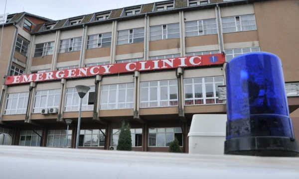 Prishtinë: U lëndua nga energjia elektrike në shkollë, njëri fëmijë do të operohet