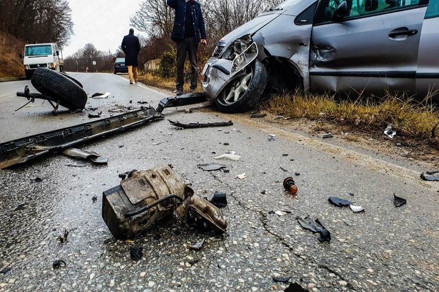Aksident mes tri automjeteve në rrugën Prishtinë-Mitrovicë, Policia jep detaje
