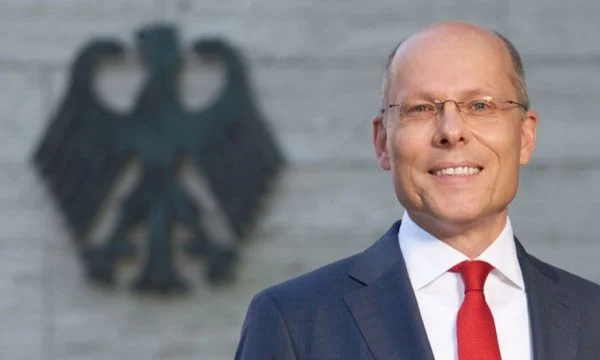 Beyer: U bëj thirrje të gjithë politikanëve të Kosovës që të bashkëpunojnë