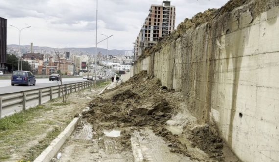 Veternik: Shembet dheu, bllokohet shtegu për këmbësorë