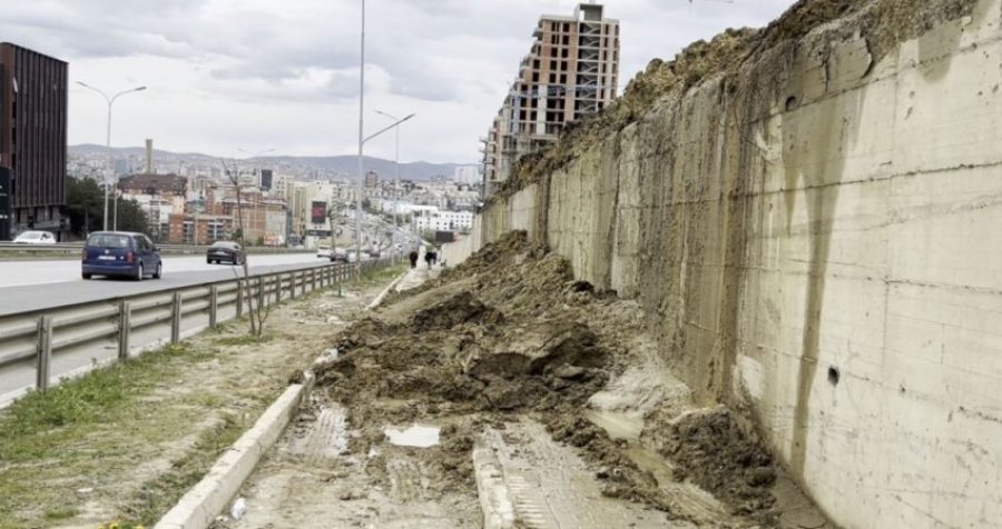 Veternik: Shembet dheu, bllokohet shtegu për këmbësorë