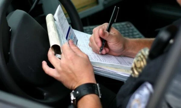 Policia ndalon një 82-vjeçar, po voziste pa patentë shofer për 60 vjet