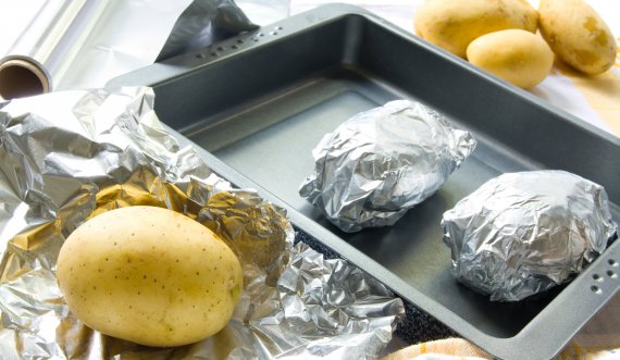 Mos përgatisni ushqim në letër alumini