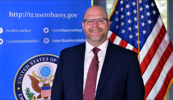 Ambasadori amerikan në Kosovë uron Fitër Bajramin 