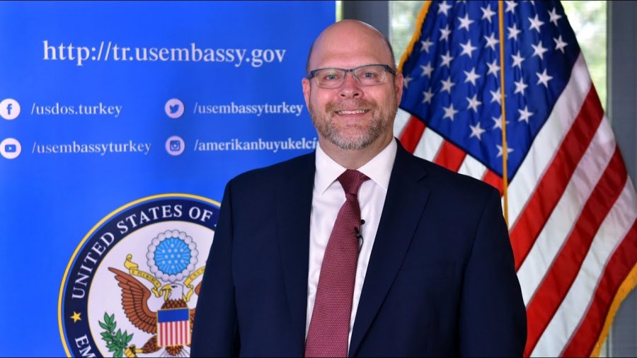 Ambasadori amerikan në Kosovë uron Fitër Bajramin