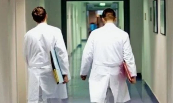 Arrestohen dy mjekë nga Kosova pasi dyshohet se morën qindra euro ryshfet